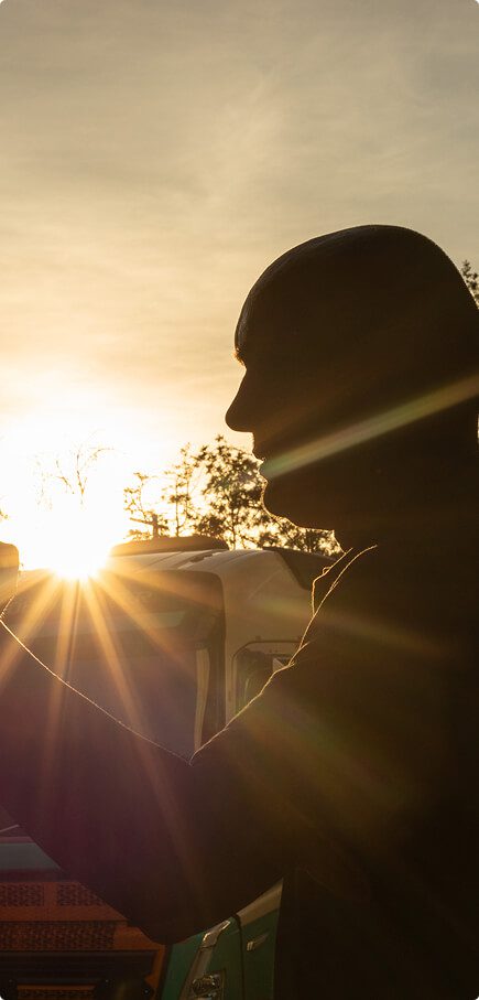 Homem com caminhão atrás