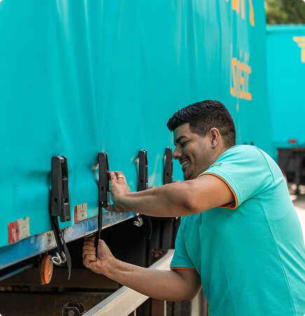 Homem ajustando caminhão raklog